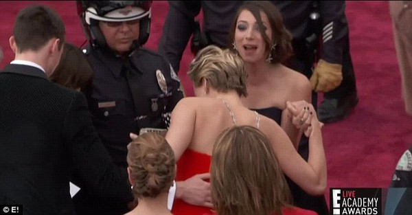 Jennifer Lawrence lại ngã nhào trên thảm đỏ lễ trao giải Oscar 6