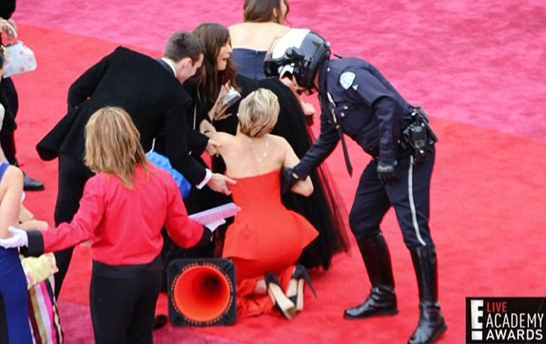 Jennifer Lawrence lại ngã nhào trên thảm đỏ lễ trao giải Oscar 7