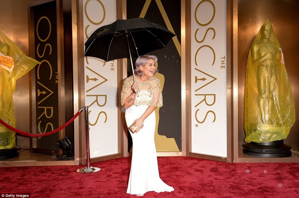 Jennifer Lawrence lại ngã nhào trên thảm đỏ lễ trao giải Oscar 10