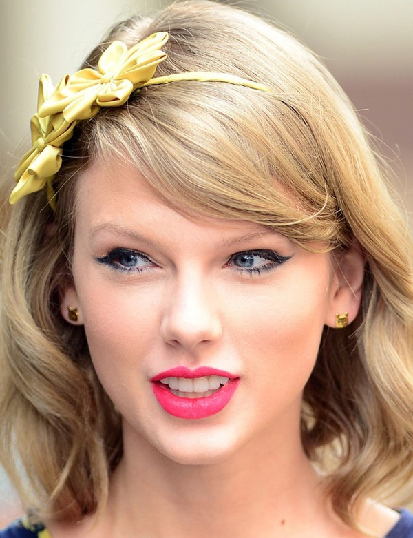 Người hâm mộ vây quanh Taylor Swift trên phố  2