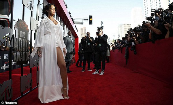 Rihanna tái hiện màn khoe chân "lịch sử" của Angelina Jolie  3