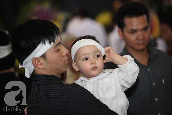 Thanh Lam thất thần trong lễ đưa tang nhạc sĩ Thuận Yến 9 Thanh Lam thất thần trong lễ đưa tang nhạc sĩ Thuận Yến 9