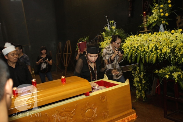 Thanh Lam thất thần trong lễ đưa tang nhạc sĩ Thuận Yến 5