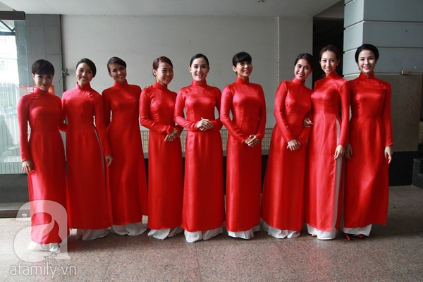 Trà My Idol và đại gia Sài Gòn rước dâu với dàn siêu xe 6