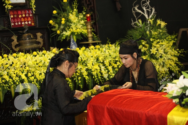 Thanh Lam thất thần trong lễ đưa tang nhạc sĩ Thuận Yến 26