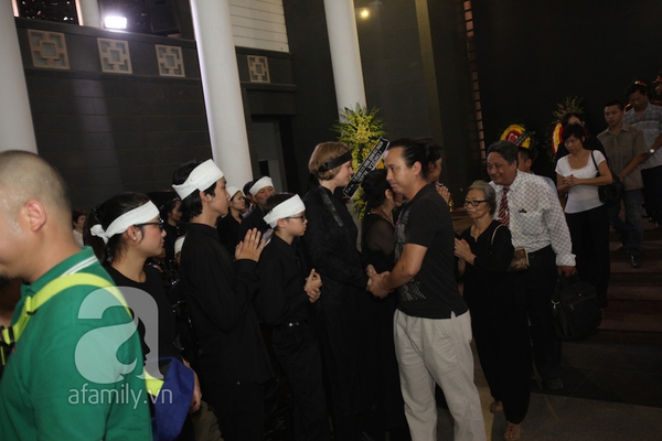 Thanh Lam thất thần trong lễ đưa tang nhạc sĩ Thuận Yến 14