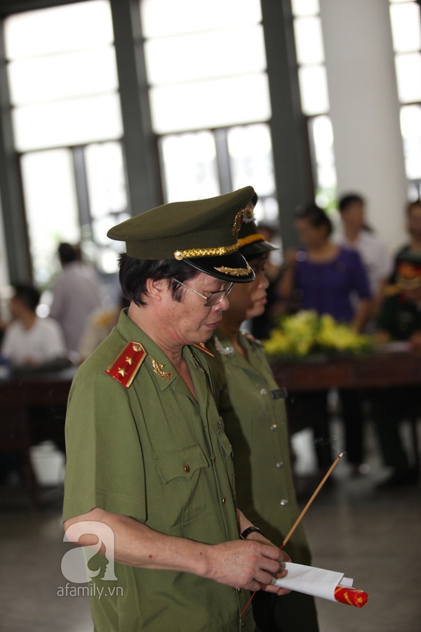 Thanh Lam thất thần trong lễ đưa tang nhạc sĩ Thuận Yến 18