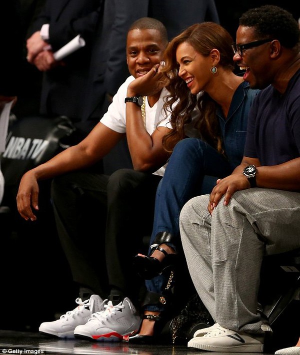 Jay-Z vui vẻ cùng Beyonce đi xem bóng chày sau scandal bị em vợ đánh 1