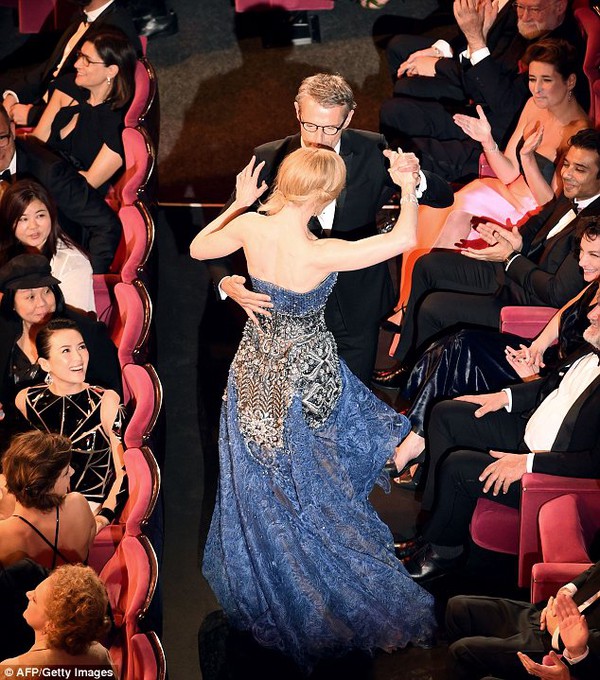 U50 Nicole Kidman khiêu vũ uyển chuyển với bạn diễn trong LHP Cannes  3