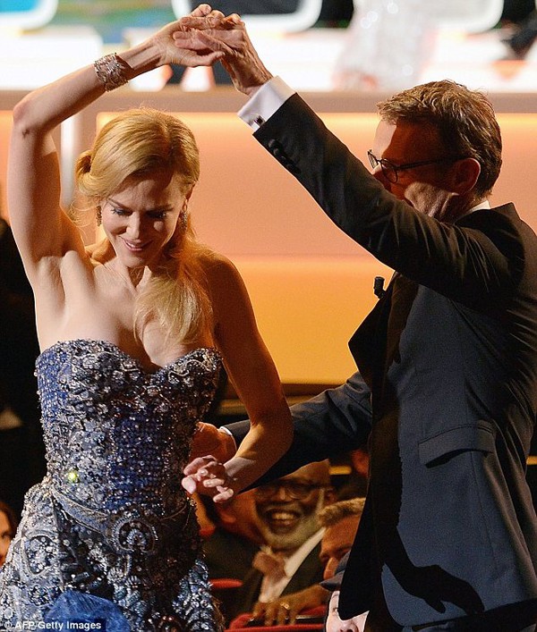 U50 Nicole Kidman khiêu vũ uyển chuyển với bạn diễn trong LHP Cannes  4