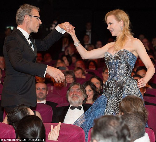 U50 Nicole Kidman khiêu vũ uyển chuyển với bạn diễn trong LHP Cannes  2