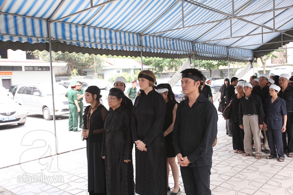 Thanh Lam thất thần trong lễ đưa tang nhạc sĩ Thuận Yến 2