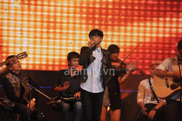 H&agrave; Hồ ấn tượng với trang phục 