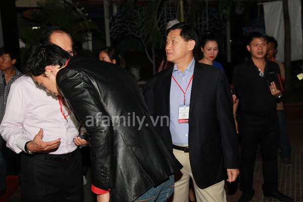Gia đình Hà Tăng cùng dàn mỹ nhân Việt đi xem Adam Lambert 2