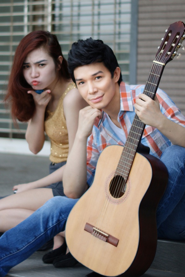 Nathan Lee t&igrave;nh tứ với 