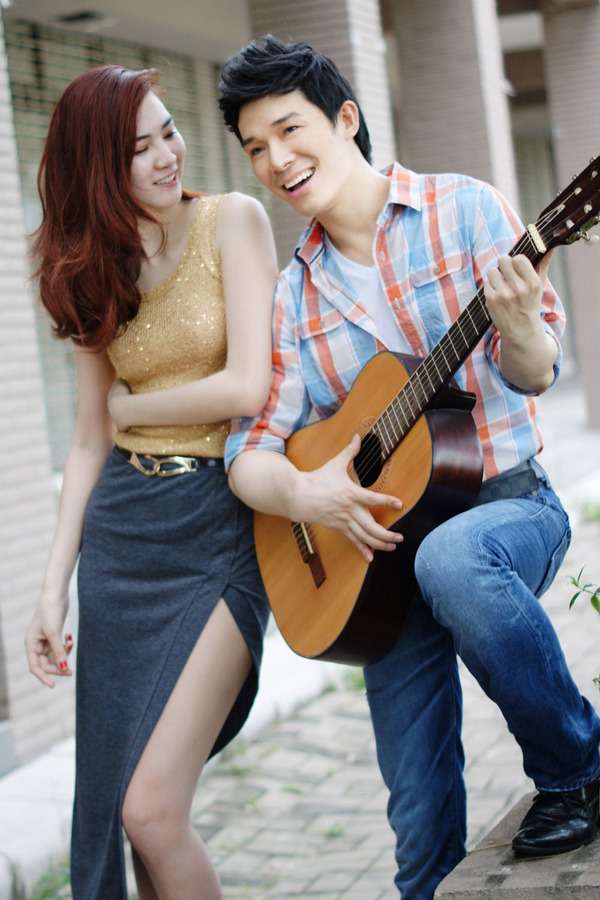 Nathan Lee t&igrave;nh tứ với 