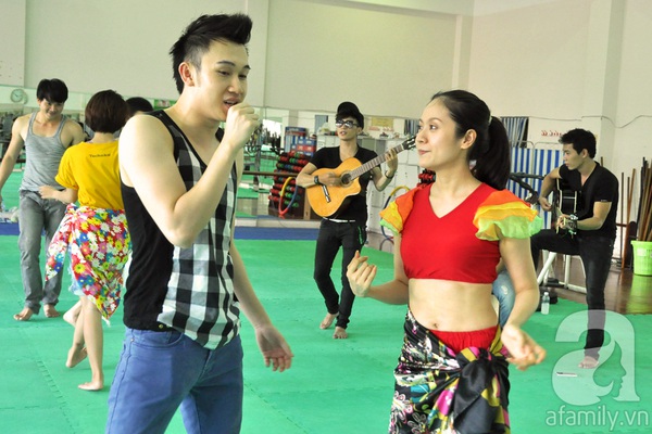 Dương Triệu Vũ - Thanh Th&uacute;y quậy tưng trong ph&ograve;ng tập 8