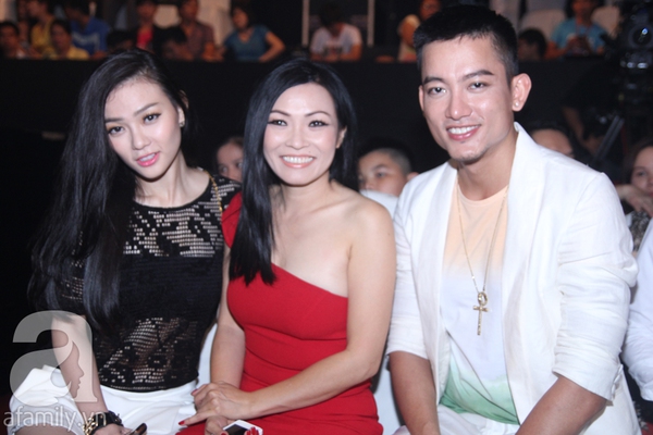 Phương Thanh khoe vai trần gợi cảm đi xem Phương Thanh khoe vai trần gợi cảm đi xem