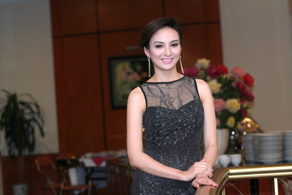 Hoa hậu Diễm Hương rạng rỡ trong vai trò giám khảo 4