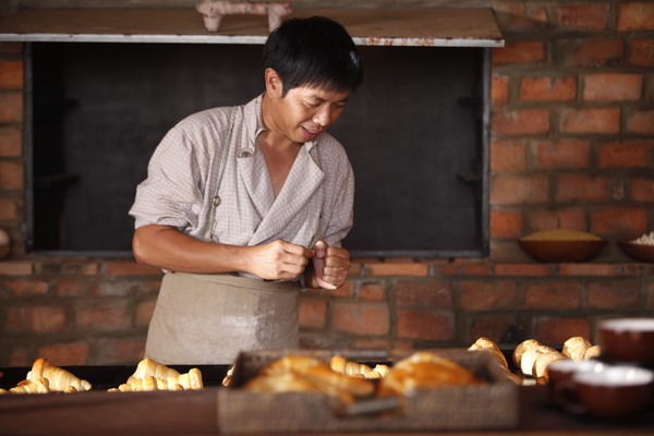 Thái Hòa học làm bánh để nuôi 