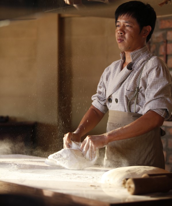 Thái Hòa học làm bánh để nuôi 