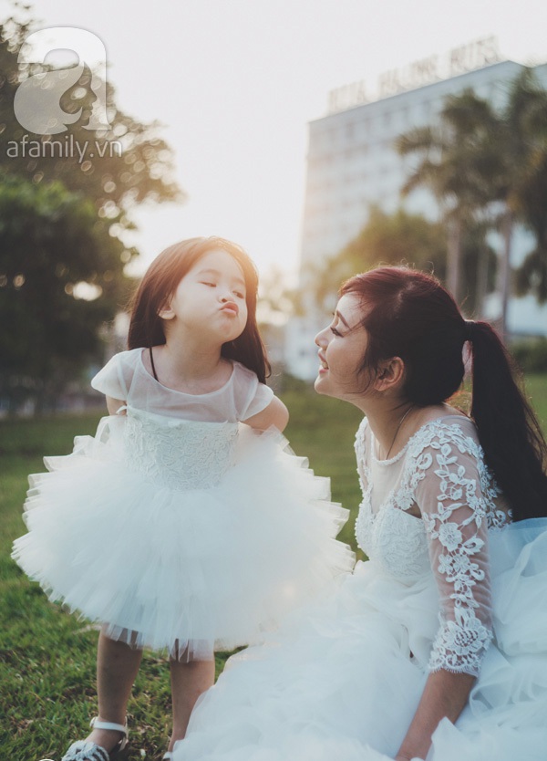mẹ v&agrave; con g&aacute;i