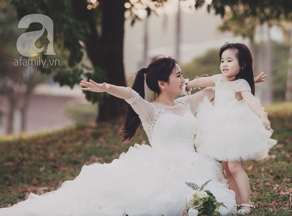 mẹ v&agrave; con g&aacute;i