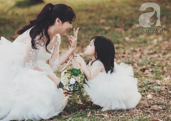 mẹ v&agrave; con g&aacute;i