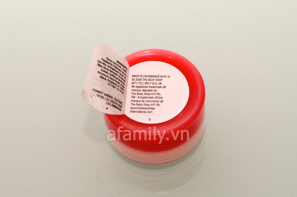 Môi mềm tươi tắn với son dưỡng The Body Shop Born Lippy 10