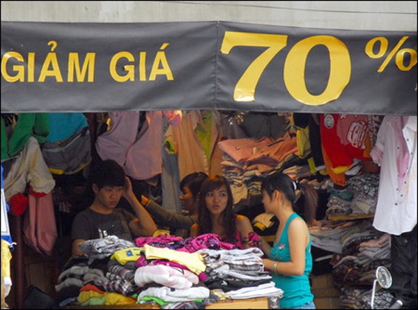 TPHCM: Thời trang vỉa h&egrave; xả h&agrave;ng đ&oacute;n Tết 1