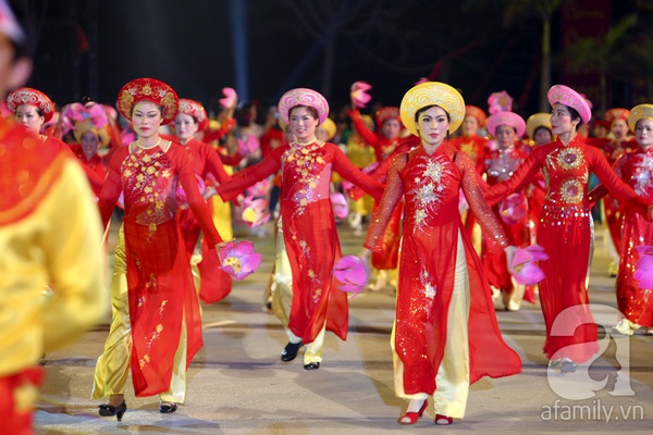 Ấn tượng từ những m&agrave;n biểu diễn đa sắc m&agrave;u của Carnaval Hạ Long 2013 13