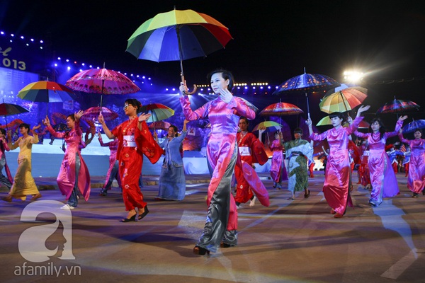 Ấn tượng từ những m&agrave;n biểu diễn đa sắc m&agrave;u của Carnaval Hạ Long 2013 18