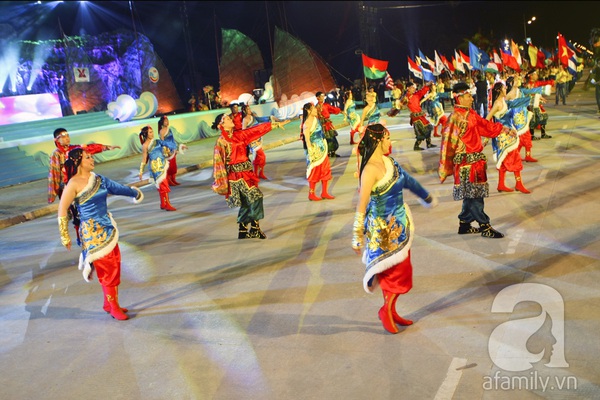 Ấn tượng từ những m&agrave;n biểu diễn đa sắc m&agrave;u của Carnaval Hạ Long 2013 17