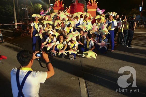 Ngắm những cô gái xinh đẹp tại Carnaval Hạ Long 2013 36