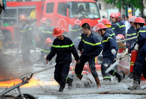 Nhìn lại những hình ảnh "chạm" đến trái tim về cảnh sát PCCC  3