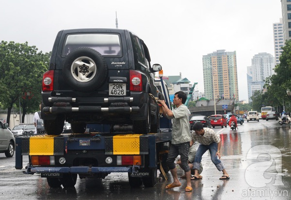 Người Hà Nội "lặn ngụp" trong biển nước sau trận mưa lớn kéo dài 19