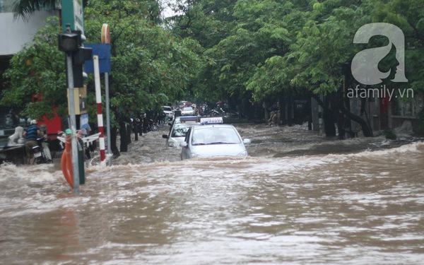 Người Hà Nội "lặn ngụp" trong biển nước sau trận mưa lớn kéo dài 16