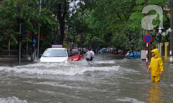 Người Hà Nội "lặn ngụp" trong biển nước sau trận mưa lớn kéo dài 1