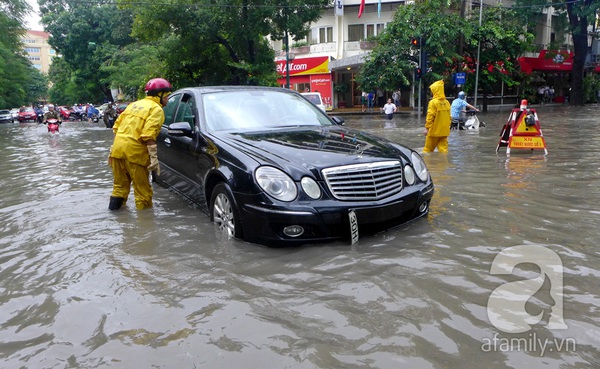 Người Hà Nội "lặn ngụp" trong biển nước sau trận mưa lớn kéo dài 7