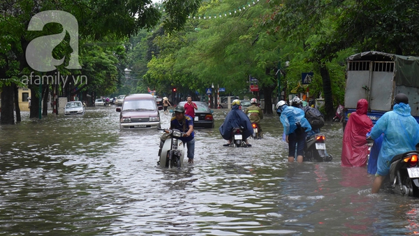 Người Hà Nội "lặn ngụp" trong biển nước sau trận mưa lớn kéo dài 9