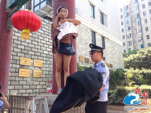 Tự lột đồ ở chốn công cộng để đòi quyền lợi cho người chồng quá cố 4 Tự lột đồ ở chốn công cộng để đòi quyền lợi cho người chồng quá cố 4