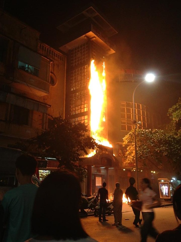 Hà Nội: Cháy lớn ở Nhà hát múa rối Thăng Long 3