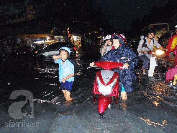 Mưa lớn nhiều tuyến đường ngập hơn nửa mét 14