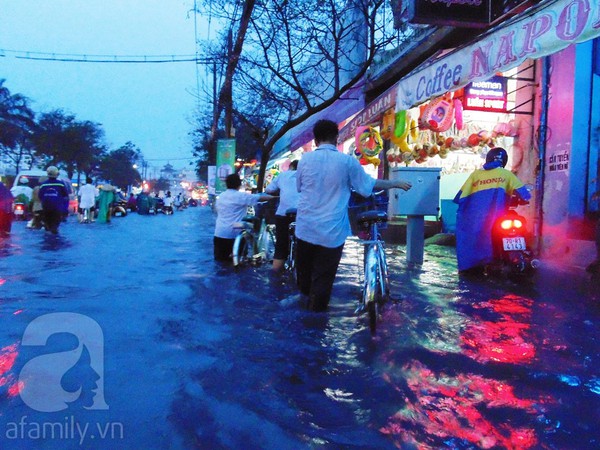 Mưa lớn nhiều tuyến đường ngập hơn nửa mét 10