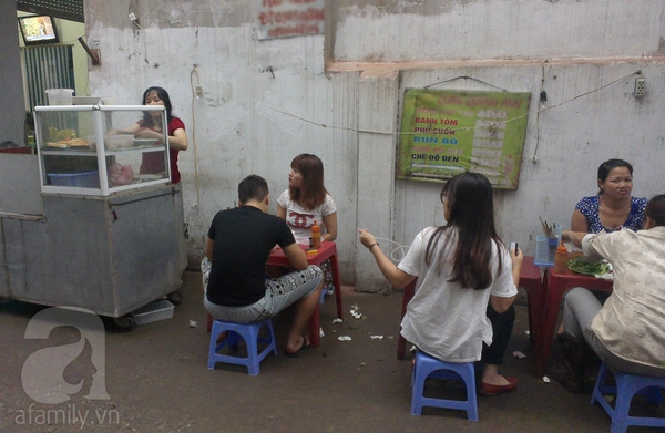 Khám phá quán ăn vặt siêu rẻ ở khu Tam Trinh, Hà Nội 1