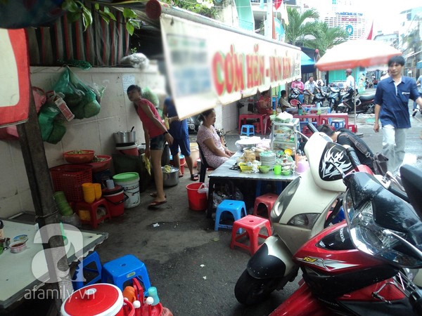 Thưởng thức ẩm thực xứ Huế trên vỉa hè Sài Gòn 1
