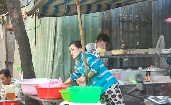 Gh&eacute; thăm qu&aacute;n x&ocirc;i mặn cực ngon của mẹ Angela Phương Trinh 1