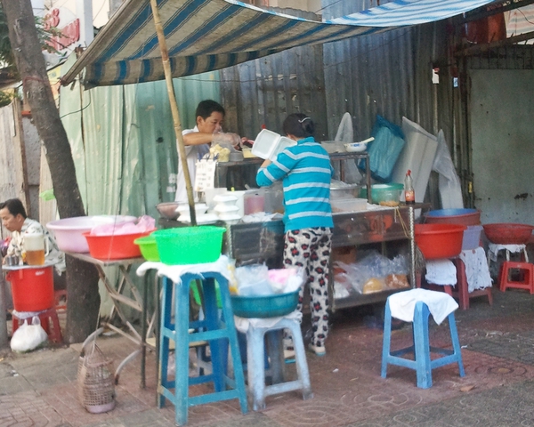 Gh&eacute; thăm qu&aacute;n x&ocirc;i mặn cực ngon của mẹ Angela Phương Trinh 2