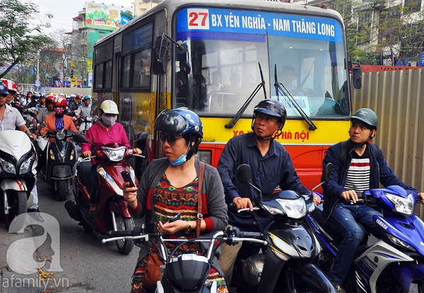 Ngày vía thần tài, người dân Hà Nội – Sài Gòn đổ xô đi mua vàng lấy may 13