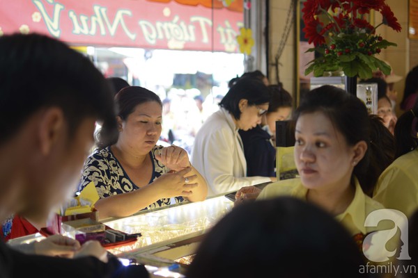 Ngày vía thần tài, người dân Hà Nội – Sài Gòn đổ xô đi mua vàng lấy may 16